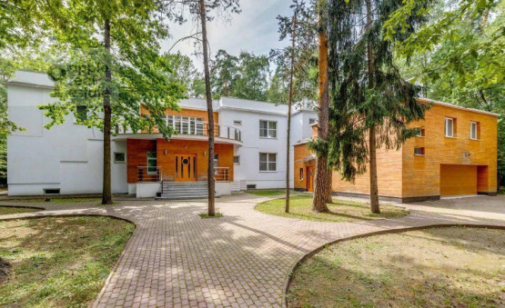 Дом в Жуковке с бассейном